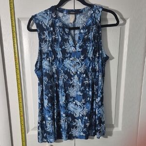 😺 2 for$12 Or 3 for$15 😺 Crown & Ivy Navy and Light Blue Patterned Blouse